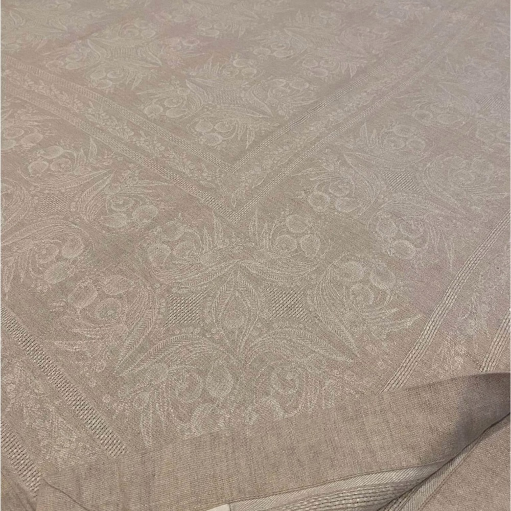 Williams Sonoma Elegant Beige Tablecloth